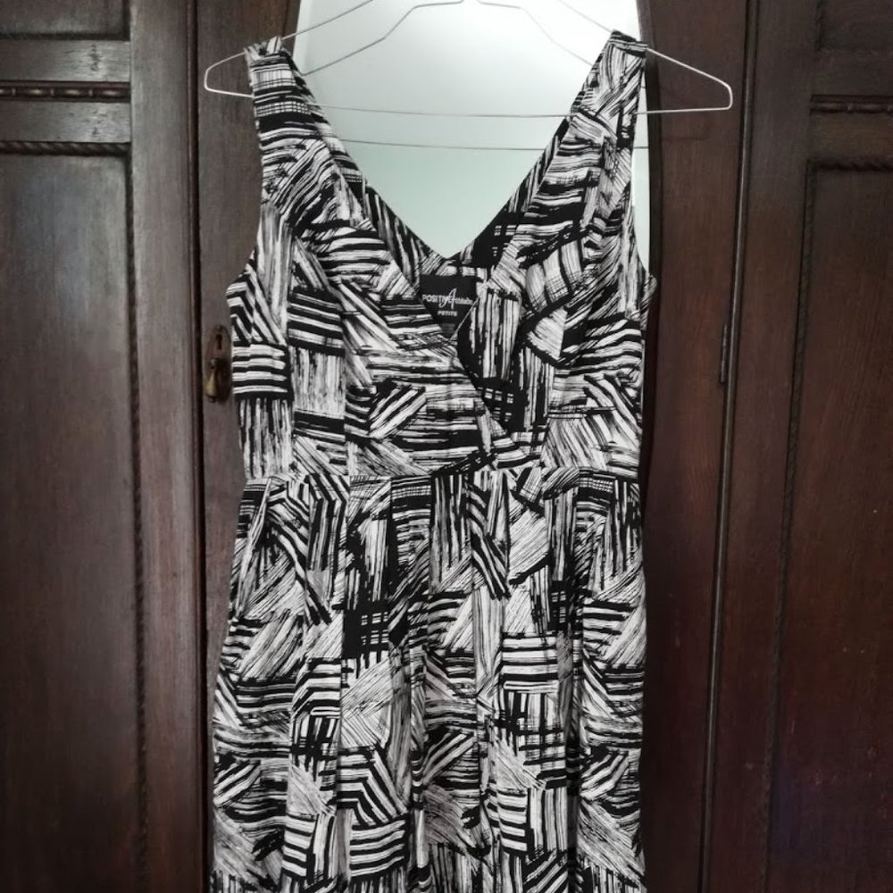 Sleeveless B&W print dress - size 6 petite